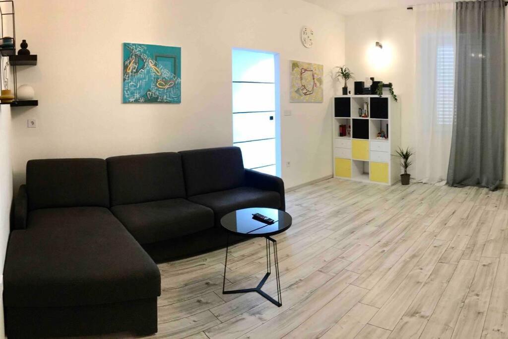 Novoureden Komforni Stan Od 90 M2 S Dvoristem Apartment Sibenik Phòng bức ảnh